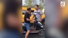 Aksi balas dendam dilakukan seorang pria dengan mencegat mantan gurunya di jalanan. Tak sampai di situ, si pria langsung menampar mantan gurunya itu berkali-kali.