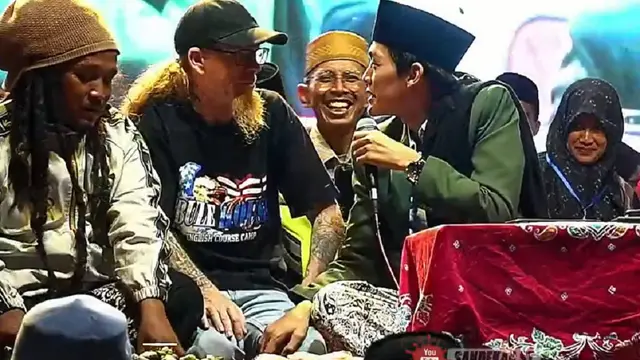 Gus Iqdam sedang dialog dengan Bule asal Amerika (SS: YT Sandekar ST)