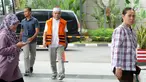 Gubernur nonaktif Aceh Irwandi Yusuf (tengah) saat tiba di Gedung KPK, Jakarta, Jumat (24/8). Irwandi Yusuf terlihat mengenakan kopiah berwarna merah putih dan sepatu sport. (Merdeka.com/Dwi Narwoko)