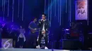 Musisi solois Afgansyah Reza saat mengajak ribuan penonton untuk bernyanyi pada Java Jazz Festival 2016 di Jakarta, Minggu (6/3). Afgan tampil di Java Jazz dengan membawakan lagu 90an. (Liputan6.com/Herman Zakharia)