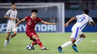 Pemain Timnas Indonesia U-17, Ji Da Bin (tengah) menguasai bola dibayangi pemain Timnas Panama U-17, Erick Diaz pada laga kedua Grup A Piala Dunia U-17 2023 di Stadion Gelora Bung Tomo (GBT), Surabaya, Senin (13/11/2023). (Bola.com/Bagaskara Lazuardi)