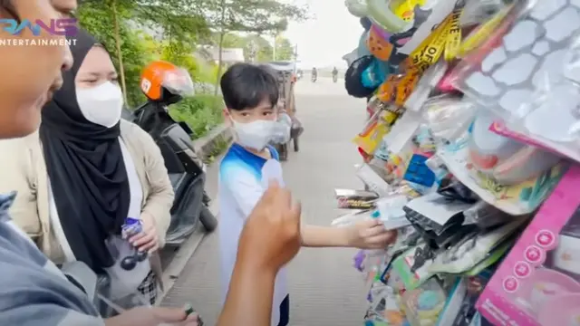 Rafathar membeli lato-lato. (Foto: YouTube: RANS Entertainment)