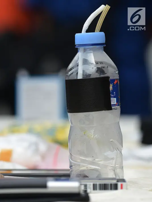 Barang bukti narkoba diperlihatkan saat rilis di Polres Jakarta Barat, Selasa (15/1). Polisi berhasil mengamankan barang bukti sebanyak 355,56 gram shabu,7.910 Psikotropika golonga IV  dan obat daftar G. (Merdeka.com/Imam Buhori)