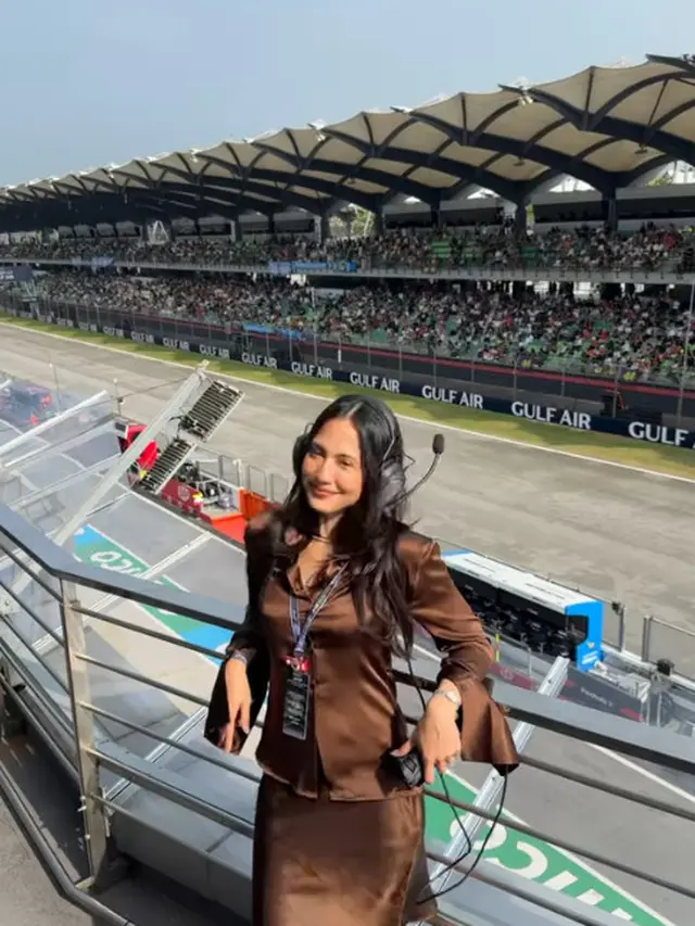 Pesona Quiet Luxury Pevita Pearce Nonton Bahrain Grand Prix, Padukan Setelan Satin dan Tas Fendi Rp109jutaan