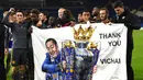Para pemain Leicester membentangkan spanduk bergambar Vichai Srivaddhanaprabha usai mengalahkan Cardiff di Stadion Cardiff City, Wales, Sabtu (3/11). Hal ini dilakukan untuk mengenang wafatnya pemilik The Foxes. (AFP/Oli Scarff)