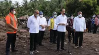 Presiden Joko Widodo meninjau lokasi terdampak bencana banjir bandang di Desa Amakaka, Kecamatan Ile Ape, Kabupaten Lembata, NTT pada Jumat (9/4/2021). (Dok Kementerian PUPR)