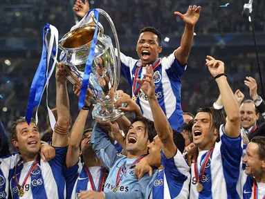 Tahun 2004 menjadi tahun yang luar biasa dalam sejarah sepak bola Eropa. Di tahun tersebut 5 keajaiban terjadi yang melibatkan beberapa klub semenjana menorehkan prestasi luar biasa yang tidak pernah terpikirkan sebelumnya. Berikut ulasannya. (AFP/Pascal Guyot)