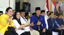 Politisi Partai Demokrat, Agus Harimurti Yudhoyono (tengah) saat di ruang pendaftaran bakal Capres/Cawapres Pemilu 2019 di Gedung KPU, Jakarta, Jumat (10/8). AHY mendampingi proses pendaftaran pasangan Prabowo/Sandi Uno. (Liputan6.com/Helmi Fithriansyah)