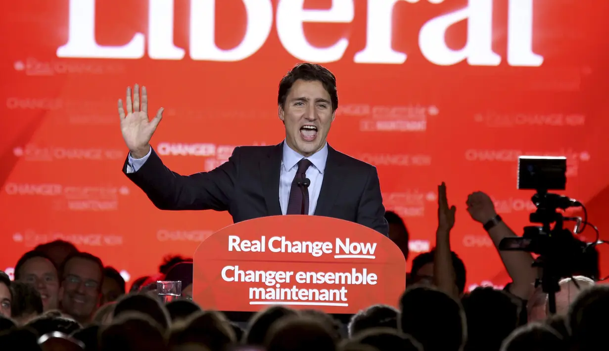 Pemimpin Partai Liberal, Justin Trudeau menyampaikan pidato kemenangannya usai pemilihan umum di Montreal, Quebec, Kanada, Senin (19/10). Trudeau mengakhiri kekuasaan sembilan tahun PM Stephen Harper dari Partai Konservatif. (Reuters/Christinne Muschi)