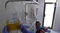 Petugas medis memeriksa plasma konvalesen hasil donor penyintas COVID-19 di PMI Bekasi, Jawa Barat, Kamis (11/2/2021). Untuk saat ini, PMI Bekasi hanya mampu melayani enam orang pendonor per harinya karena keterbatasan alat. (Liputan6.com/Herman Zakharia)