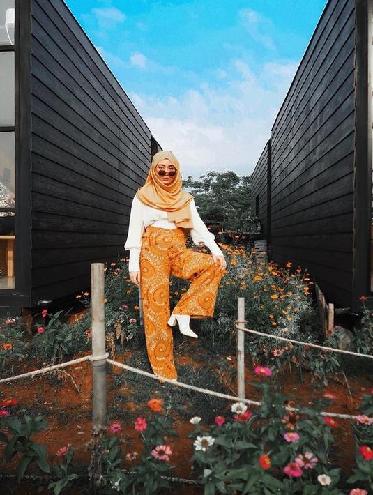 Mengenakan hijab, tidak membuat Tengku Syaira Anataya kehilangan gaya fashionnya lho. (FOTO: instagram.com/osnapitzcha/)