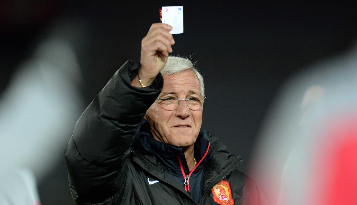 Marcello Lippi bermain bola pro tahun 1969 di Sampdoria sempat dipinjam ke Savona, serta Pistoiese, Dia pensiun di Lucchese, Lippi sukses menjadi pelatih saat menjuarai piala dunia 2006 bersama Italia. (AFP/Toshifumi Kitamura)