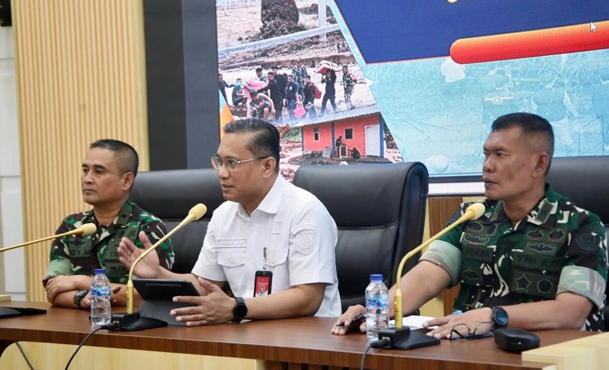 Juru Bicara Satgas PRR Pascabencana Sumatera Amran (tengah) di Kantor Pusat Kemendagri
