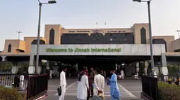 Bandar Udara Internasional Jinnah membatalkan seluruh penerbangan domestik dan internasional menyusul ketegangan antara Pakistan dan India. (Asif HASSAN/AFP)
