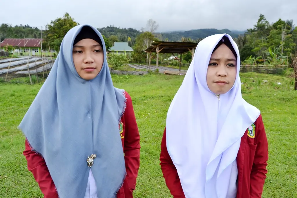 Anggun Prilia Putri dan Zetin Kartika Ardi, dua remaja putri santriwati Pondok Pesantren Ar Rahmah Kecamatan Selupu Rejang Bengkulu(Liputan6.com/Yuliardi Hardjo)