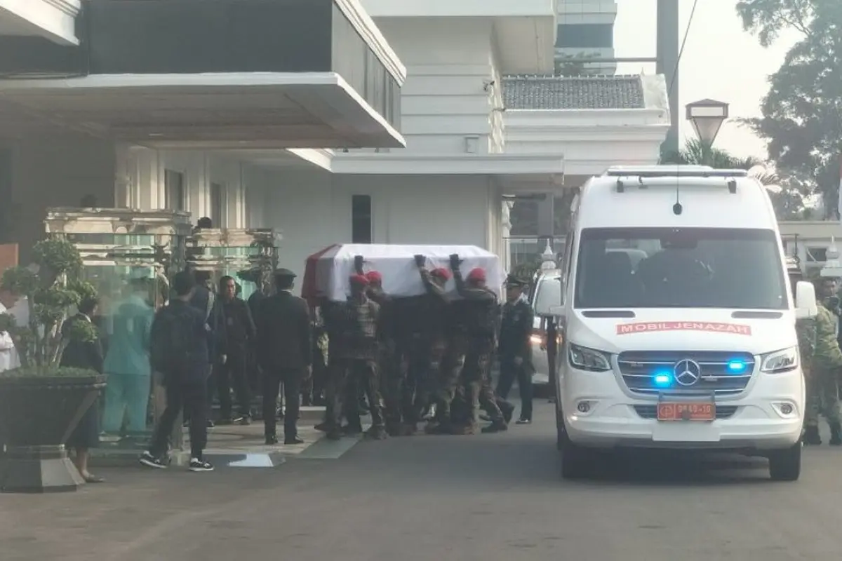 Prajurit TNI membawa jenazah Jenderal TNI (Purn) Ryamizard Ryacudu dari mobil jenazah ke dalam kantor Kementerian Pertahanan, Jakarta Pusat, Senin (1/6/2026).