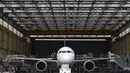 Sebuah pesawat Airbus A320neo bersiap untuk menjalani uji jarak menengah di hanggar Airbus, Saint-Martin-du-Touch, Toulouse, Perancis, (1/7/2014). (AFP PHOTO/ERIC Cabanis)