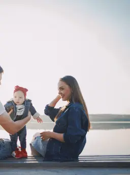 Metode Pause and Connect berarti mengajak orangtua untuk berhenti sejenak sebelum bereaksi, lalu membangun koneksi emosional dengan anak, terutama saat emosi sedang memuncak. [Dok/freepik.com/prostooleh]