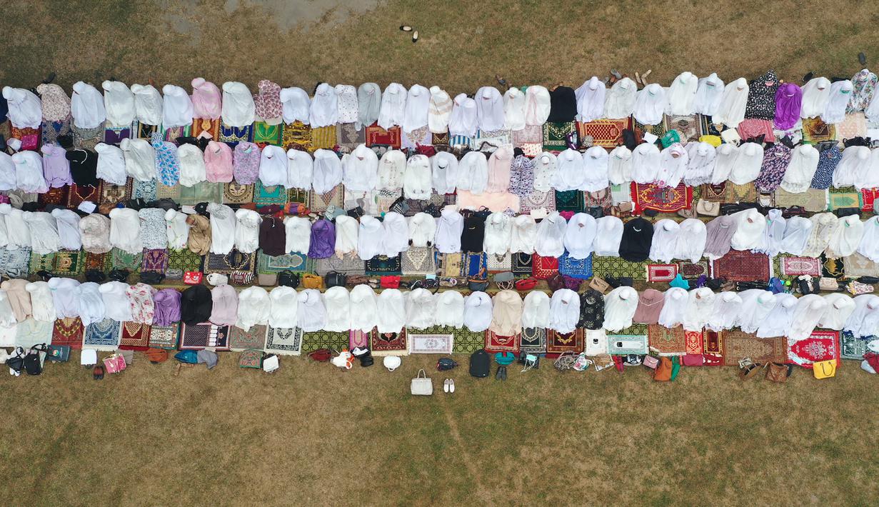Foto dari udara memperlihatkan umat muslim melaksanakan salat minta hujan (Istisqa) saat kabut asap menyelimuti kota Pekanbaru, di Riau, Jumat (13/9/2019). Ini dilakukan berharap agar Allah menurunkan hujan di Pekanbaru yang terus diselimuti asap dengan kualitas udara yang memburuk. (ADEK BERRY/AFP)