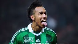 Dua setengah musim memperkuat Saint-Etienne di Liga Prancis sejak tengah musim 2010/2011 hingga akhir musim 2012/2013, Pierre-Emerick Aubameyang mampu mencetak total 41 gol dan 25 assist dari 97 laga di semua ajang kompetisi, termasuk satu kali hattrick yang dibuatnya ke gawang FC Lorient pada laga tunda pekan ke-22 Liga Prancis musim 2011/2012 (22/2/2012) dalam laga yang berkesudahan 4-2 untuk kemenangan Saint-Etienne. (AFP/Philippe Merle)