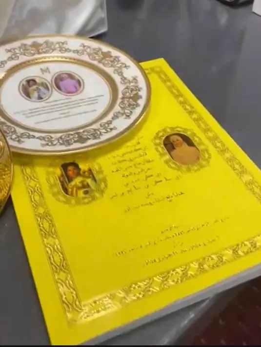 Lalu ada buku berwarna kuning yang merupakan buku silsilah kerajaan. [Foto: TikTok/yourgoodbyevideo]