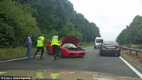 Pengemudi Ferrari berkelir merah itu hilang kendali saat meluncur di jalan A12 dekat Essex. 