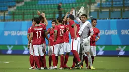 Pemain timnas Indonesia U-23 berkumpul jelang jelang laga melawan Kamboja dalam lanjutan penyisihan Grup A Sea Games 2015 di Stadion Jalan Besar, Singapura, Sabtu (6/6/2015). Indonesia unggul 6-1 atas Kamboja. (Liputan6.com/Helmi Fithriansyah)