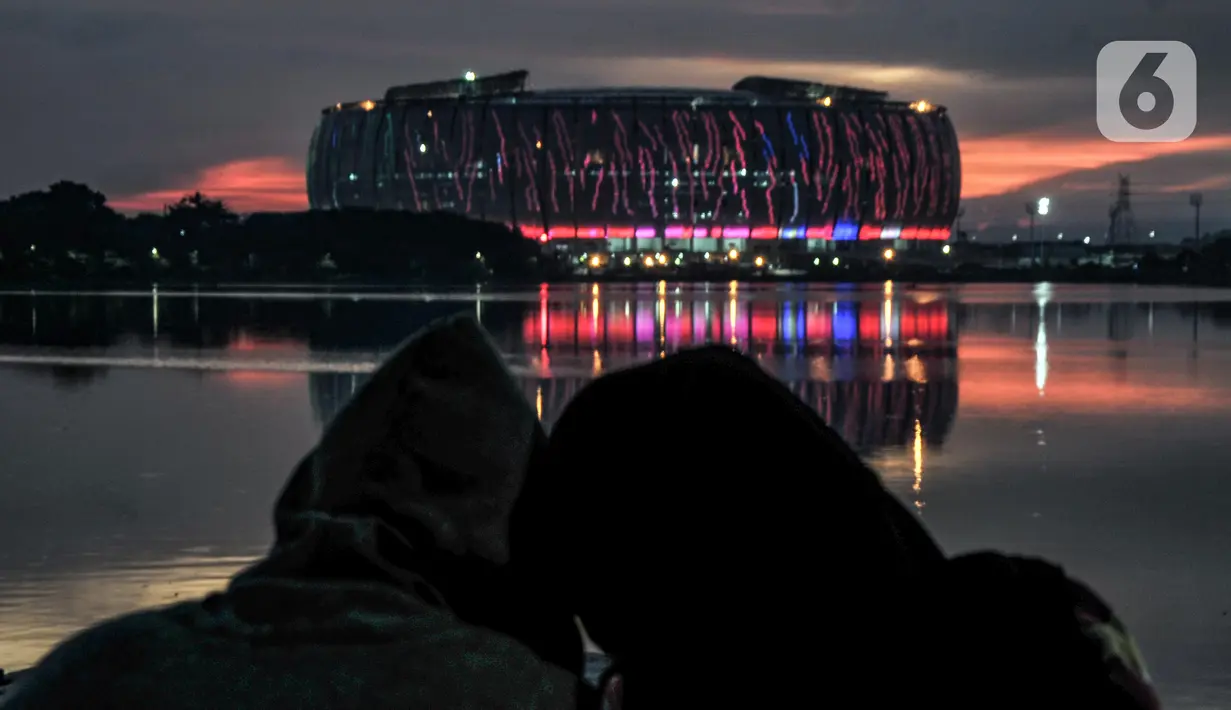 Warna-warni lampu Jakarta International Stadium (JIS) terlihat dari Waduk Cincin, Papanggo, Jakarta Utara, Rabu (16/3/2022). Gemerlapnya warna-warni lampu stadion kebanggaan Ibu Kota ini menjadi daya tarik warga yang melintas di kawasan tersebut. (merdeka.com/Iqbal S. Nugroho)