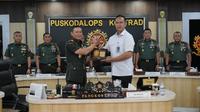 Pangkostrad Letjen TNI Mohammad Fadjar, MPICT. bersama Direktur Utama Perum BULOG, Achmad Rizal Ramdhani saat rapat koordinasi strategis terkait rencana pelaksanaan Gerakan Pangan Murah (GPM). (Sumber: Perum BULOG).