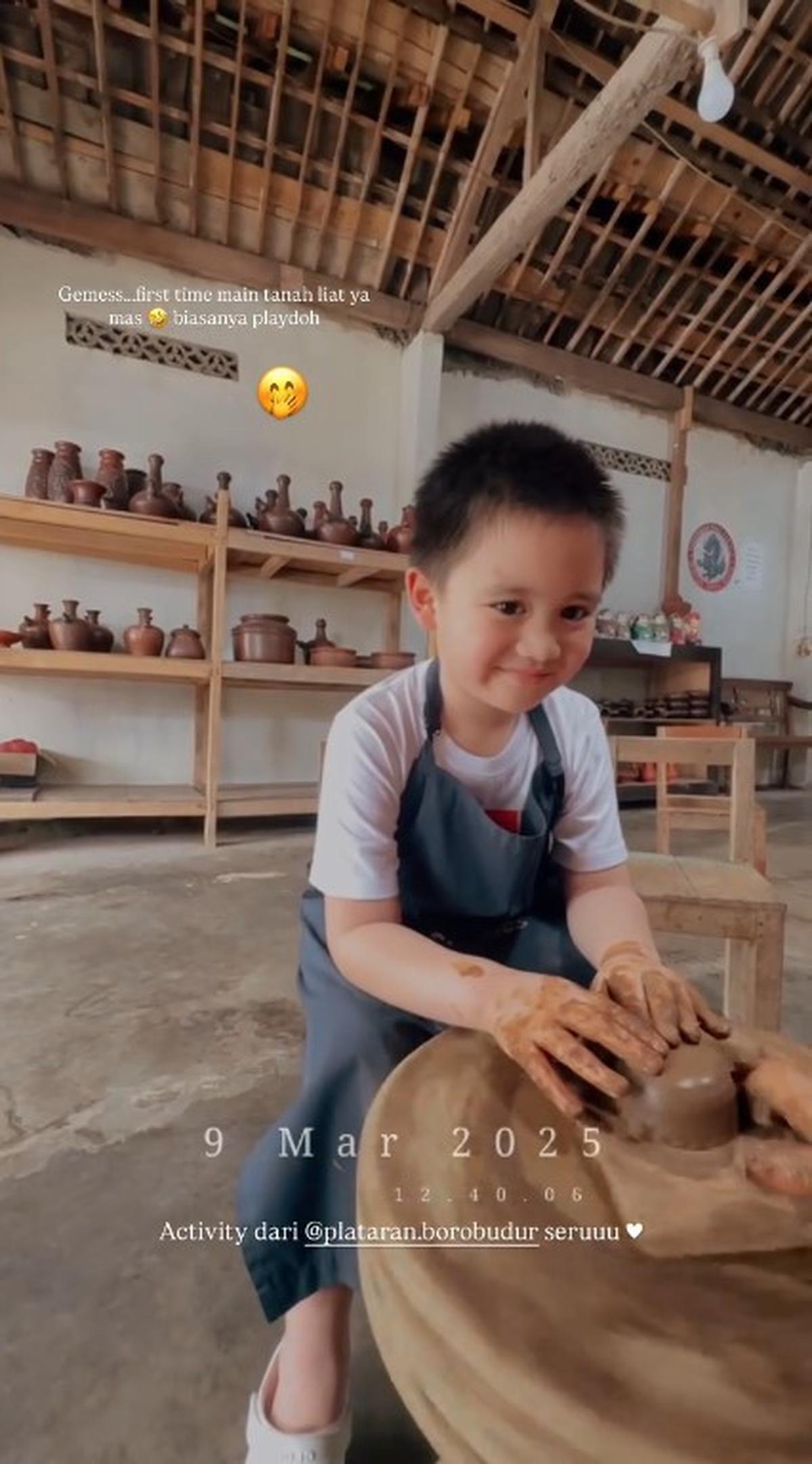 Gemasnya Athar Anak Citra Kirana Bikin Kerajinan Tanah Liat, Niatnya Mangkok Malah Jadi Kura-Kura