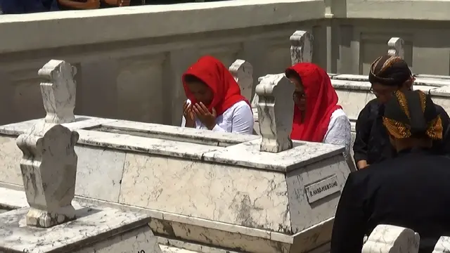 Puti Guntur Soekarno Ziarah ke Makam Kakek Bung Karno
