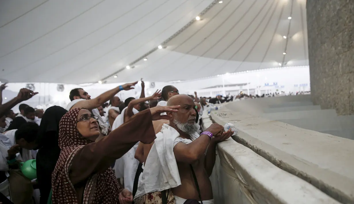 Umat muslim melakukan ibadah melontar Jumrah, Kamis (24/9/2015). Melontar jumrah adalah salah satu wajib haji. Jamaah yang tidak melontar wajib membayar denda berupa seekor kambing. (REUTERS/Ahmad Masood)