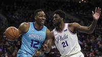 Dwight Howard (12 berduel dengan Joel Embiid (AP)