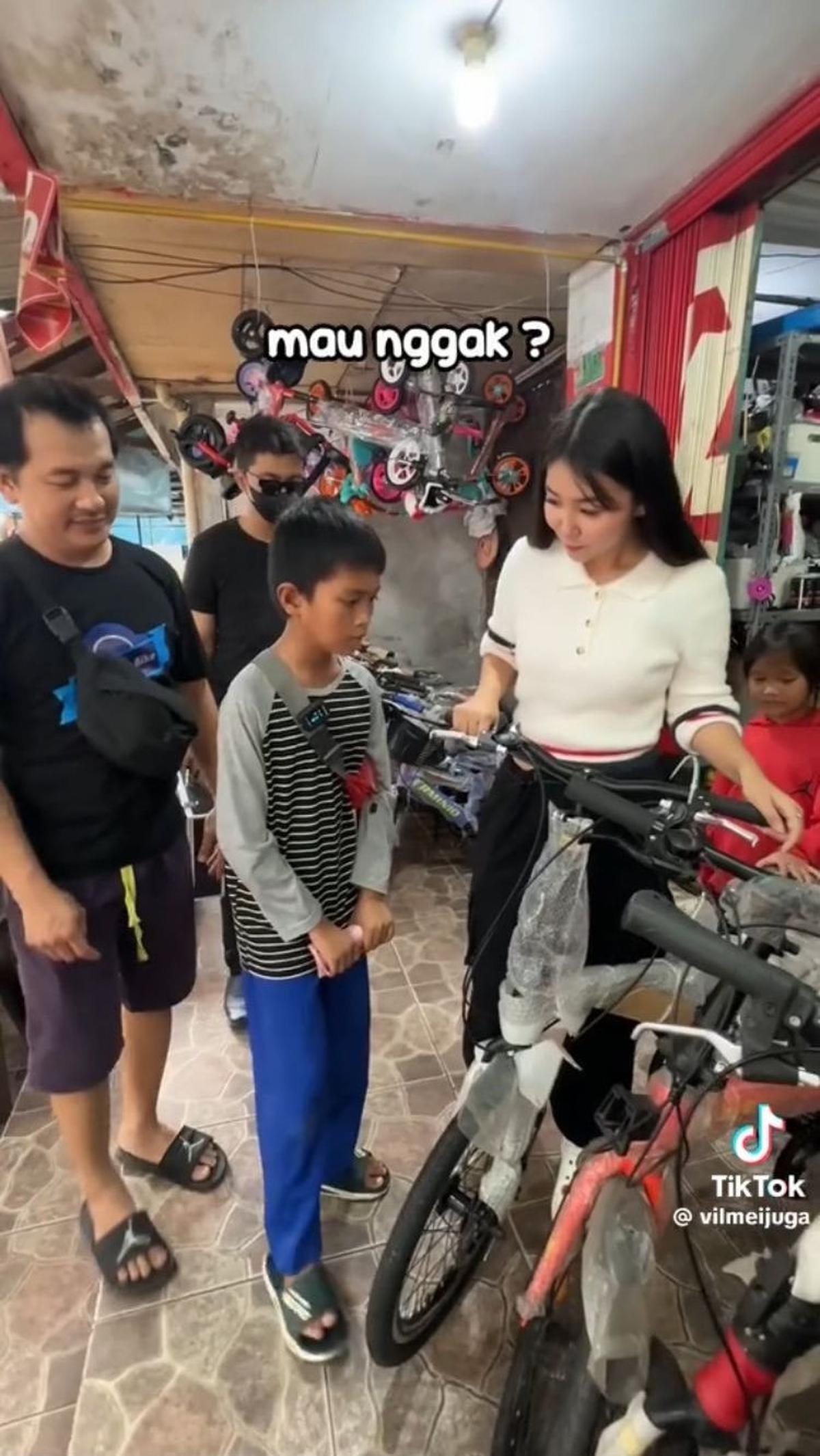Sesampainya di toko sepeda, Vilmei pun meminta sepeda yang paling bagus untuk Sauki. Sauki pun menerima sepeda pilihan Vilmei.