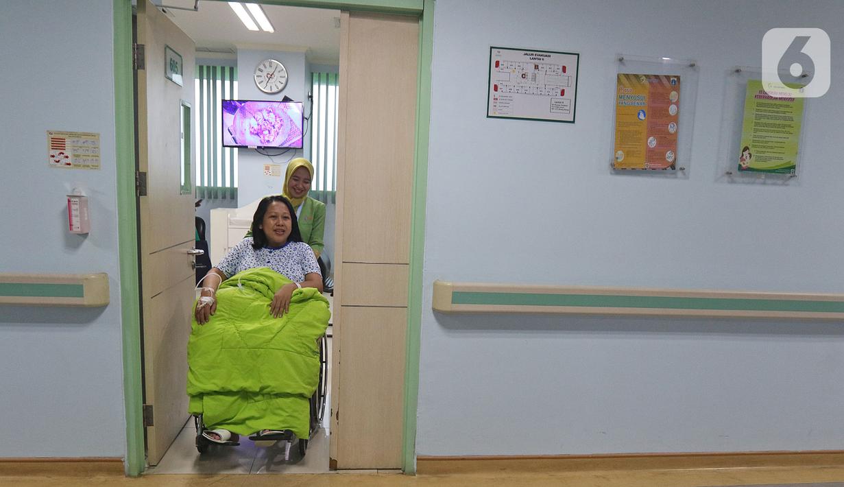 Regina (43) bersiap menjalani proses persalinan di RSUD Pasar Minggu, Jakarta, Kamis (20/2/2020). Bayi perempuan pasangan Regina dan Andre (47) bernama Glowy Lidwina lahir secara sesar di tanggal 20 bulan 02 tahun 2020 atau 20-02-2020. (Liputan6.com/Herman Zakharia)