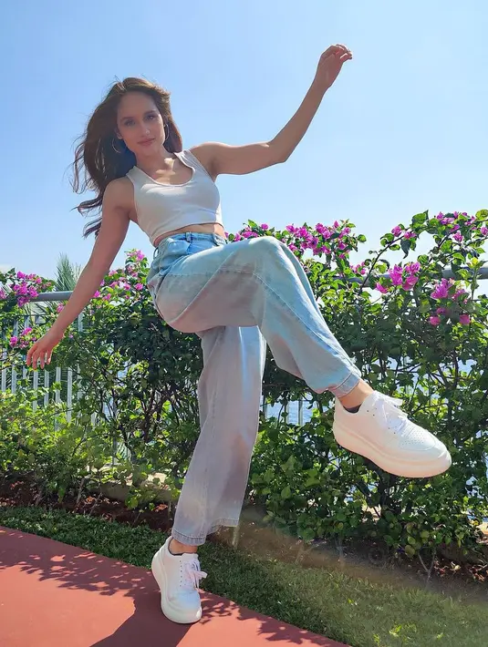 Tidak menampik kalau dirinya pun menyukai barang bagus dan memiliki harga yang mahal. Namun ia akan melihat lagi, dengan nominal tersebut juga masih bisa digunakan untuk hal yang lebih bermanfaat lainnya. (Instagram/claurakiehl)