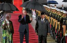 FOTO: Momen Akrab Prabowo Sambut Kedatangan Presiden Turki Erdogan, Satu Payung di Bawah Guyuran Hujan