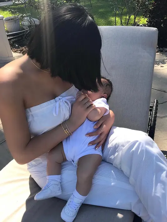 Dilansir dari Cosmopolitan, Kendall mengatakan bahwa Kylie Jenner seperti lahir untuk menjadi seorang ibu. (instagram/kyliejenner)