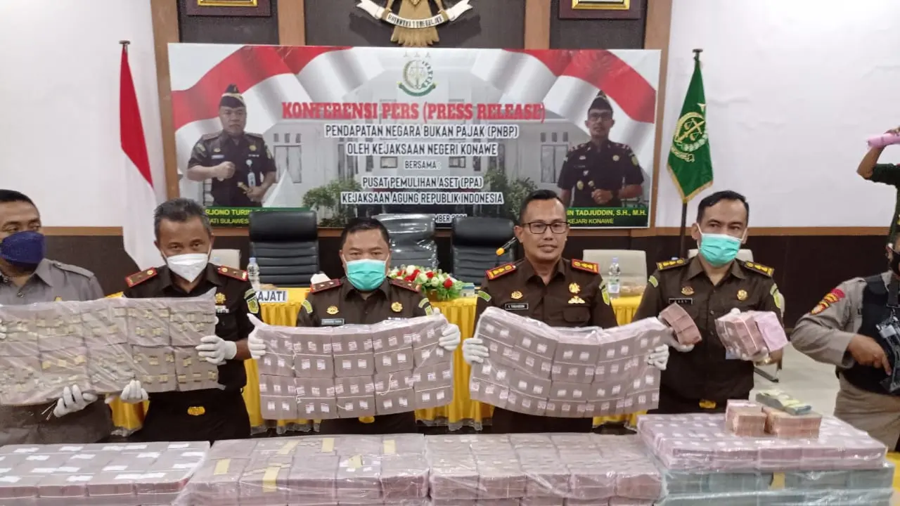 Hasil lelang alat berat dan ratusan ton nikel, dilakukan jajaran Kejati Sultra dan Kejagung, bernilai ratusan juta rupiah.(Liputan6.com/Ahmad Akbar Fua)