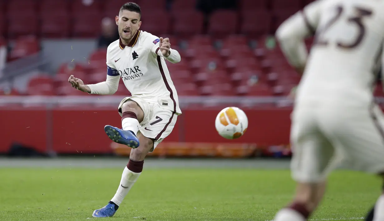 Gelandang AS Roma, Lorenzo Pellegrini melakukan tendangan bebas saat bertanding melawan Ajax pada pertandingan leg pertama perempat final Liga Europa di Johan Cruyff ArenA di Amsterdam, Belanda, Jumat (9/4/2021). AS Roma menang 2-1 atas Ajax. (AP Photo/Peter Dejong)