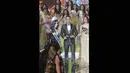 Miss Universe 2014 Paulina Vega dalam balutan kebaya hitam dan bawahan batik saat menghadiri malam Grand Finalis Puteri Indonesia 2015 di JCC, Jakarta, Jumat (20/2). (Liputan6.com/Herman Zakharia)