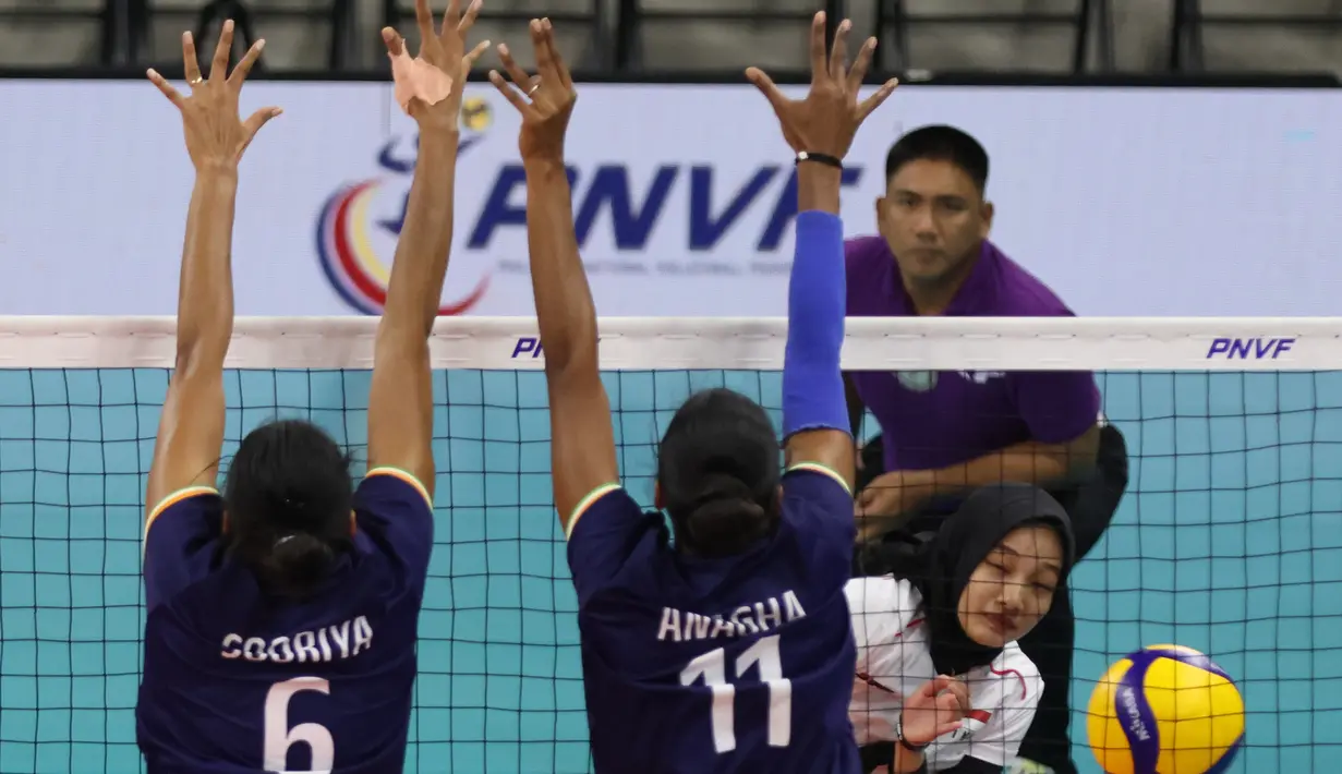 Timnas voli putri Indonesia dikalahkan India dalam laga ketat yang berakhir 1-3 (16-25, 32-30, 20-25 dan 24-26) pada laga klasifikasi peringkat 5-8 AVC Challenge Cup 2024 di Rizal Memorial Coliseum, Manila, Filipina, Selasa (28/5/2024). Dengan kekalahan ini, Bela Sabrina dkk akan memperebutkan peringkat 7-8, Rabu (29/5/2024) menghadapi tim yang kalah dalam laga klasifikasi peringkat 5-8 lainnya, Hong Kong menghadapi Iran. (Asian Volleyball Confederation)