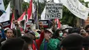 Sejumlah mahasiswa yang tergabung dalam Front Millenial Jabodetabek melakukan aksi unjuk rasa di Jalan Kuningan Persada sekitar Gedung KPK, Jakarta, Kamis (9/12/2021). Aksi mereka untuk memperingati Hakordia 2021 dengan menyuarakan keprihatinan atas lemahnya KPK. (Liputan6.com/Helmi Fithriansyah)