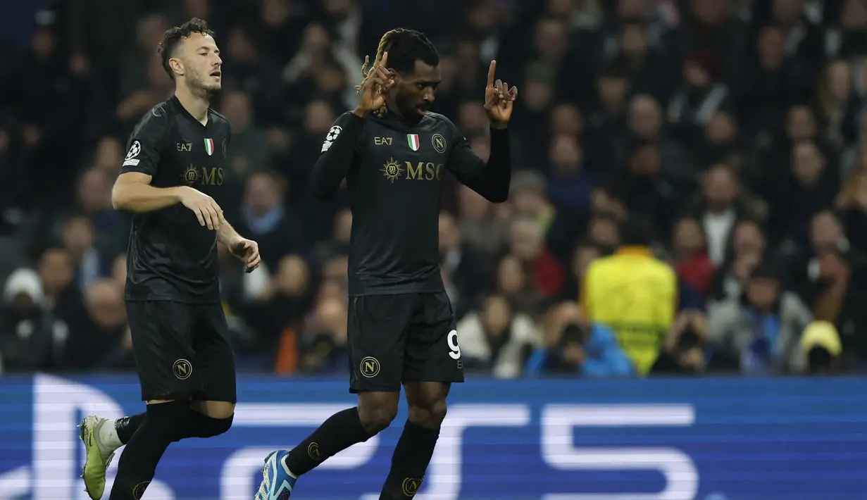 Sementara itu, Napoli hanya bisa membalas via gol Giovanni Simeone (9') dan Andre-Franck Zambo Anguissa (47'). (OSCAR DEL POZO / AFP)