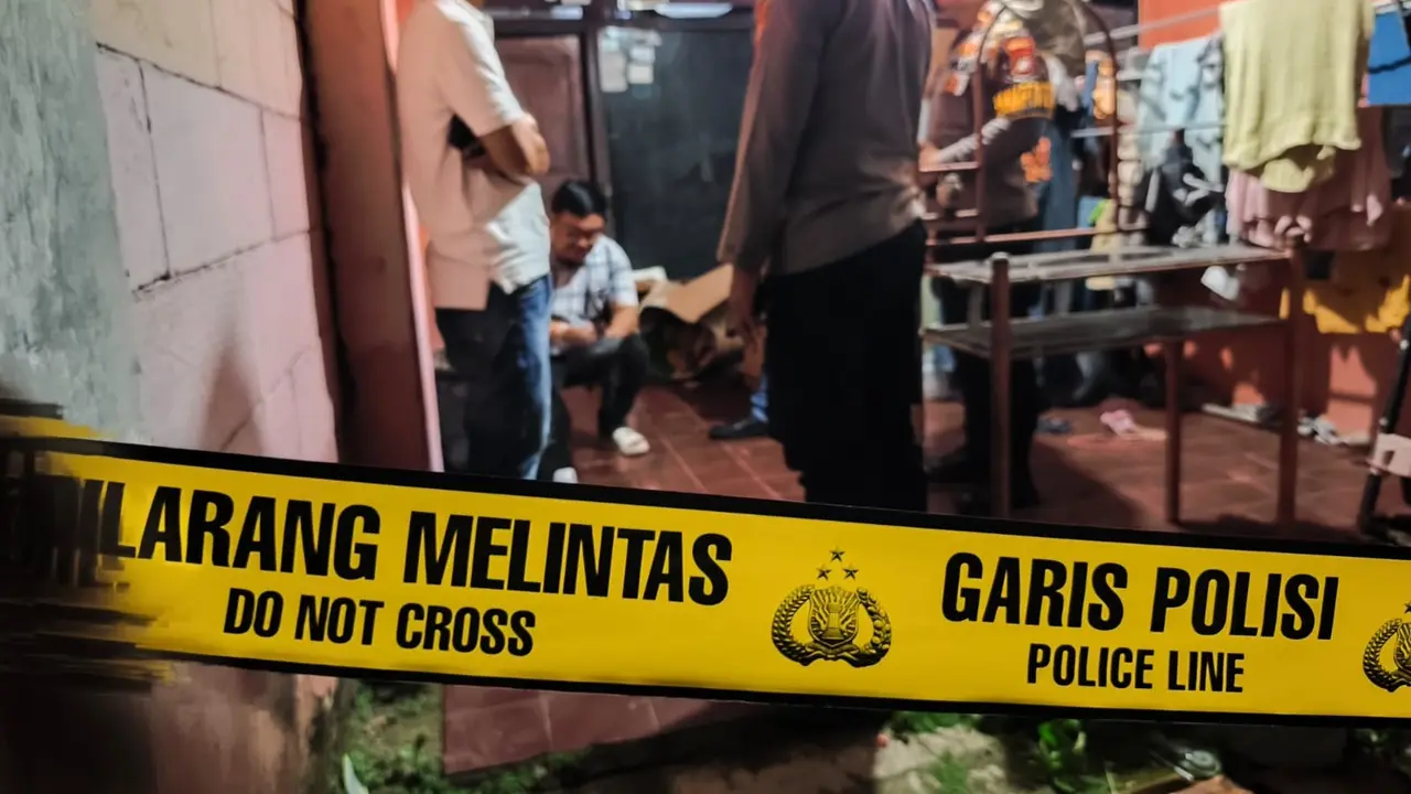 Polisi memberikan garis polisi di rumat tempat Dedi Setiawan tewas ditusuk. (Liputan6.com/Dicky Agung Prihanto)