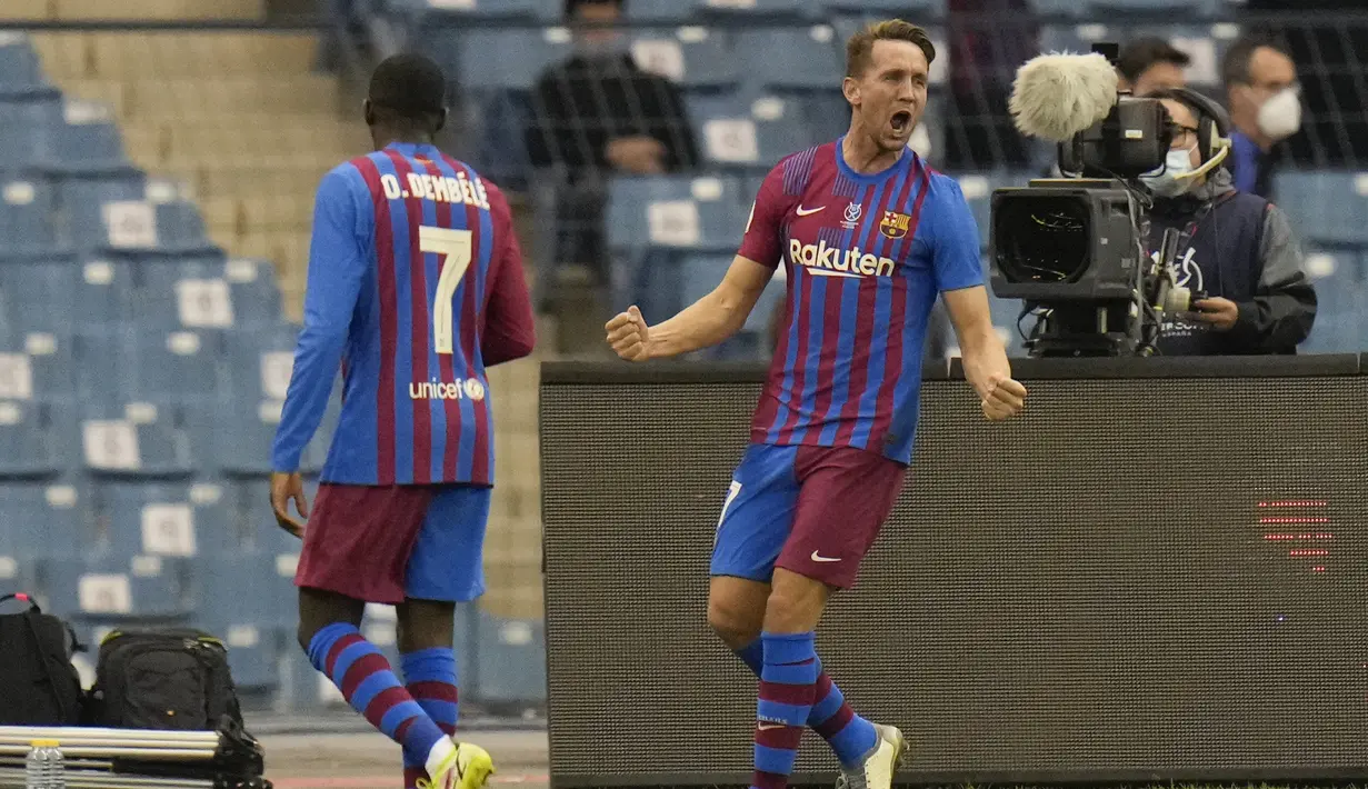 Penyerang Barcelona, Luuk de Jong (kanan) berselebrasi usai mencetak gol ke gawang Real Madrid pada semifinal Piala Super Spanyol di Stadion King Fahd di Riyadh, Arab Saudi, Kamis (13/1/2022). Real Madrid menang tipis atas Barcelona 3-2 lewat perpanjangan waktu. (AP Photo/Hassan Ammar)