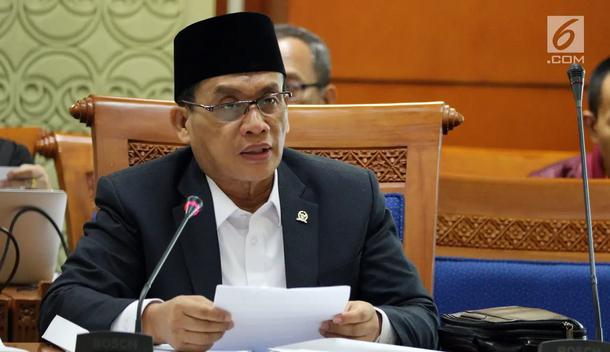 Ketua Pansus RUU Antiterorisme Muhammad Syafi'i  memimpin rapat RUU Nomor 15 Tahun 2003, Jakarta, Rabu (23/5). Revisi UU ini terkait desakkan publik dan ancaman penerbitan Perppu Presiden Jokowi menyusul serangkaian aksi teror. (Liputan6.com/Johan Tallo)