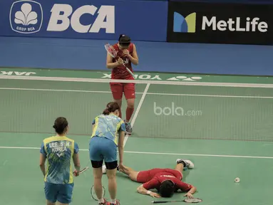 Pasangan Indonesia, Greysia Polii/Apriani Rahayu, kalah dari pasangan pasangan Korea, Lee So-hee/Chang Ye-na pada laga Indonesia Open 2017 di JCC, Kamis, (15/6/2017). Pasangan Indonesia  takluk 18-21, 14-21. (Bola.com/M Iqbal Ichsan)