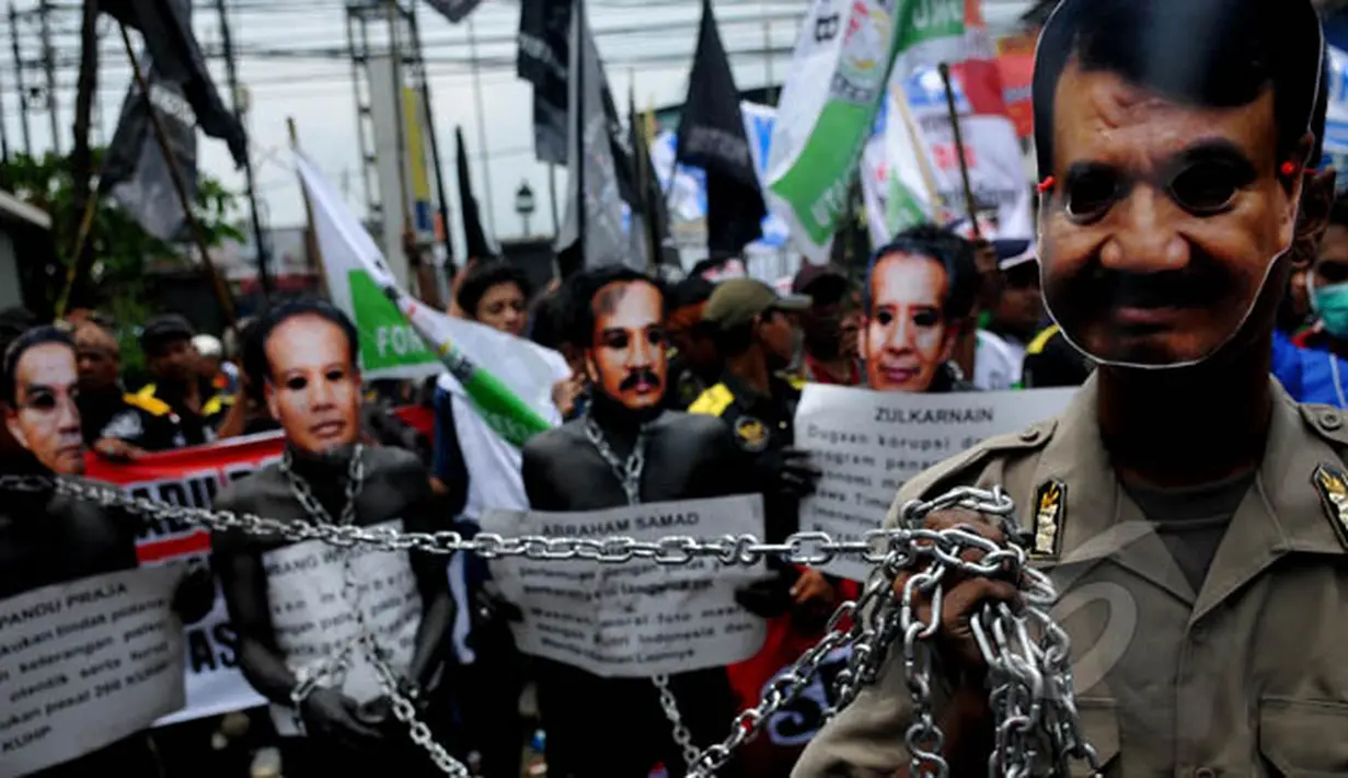 Massa juga melakukan aksi teatrikal saat menggelar unjuk rasa di depan PN Jakarta Selatan, Senin (2/2/2015). (Liputan6.com/Johan Tallo)