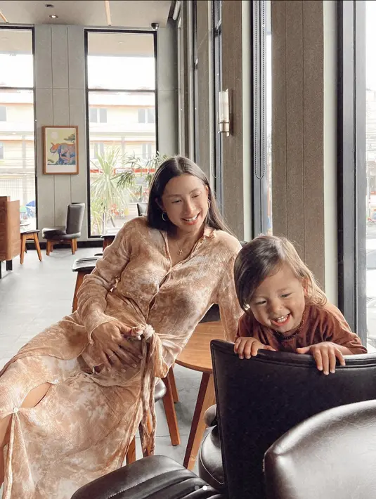 <p>Dress dengan corak tertentu juga menjadikan tampilan semakin stylish. [Foto: Instagram/ Jennifer Bachdim]</p>